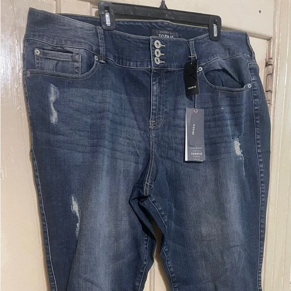 Torrid Premium Women Blue Denim Flat Front Distressed Raw Hem Capri Pants 26 NEW - Picture 2 of 12